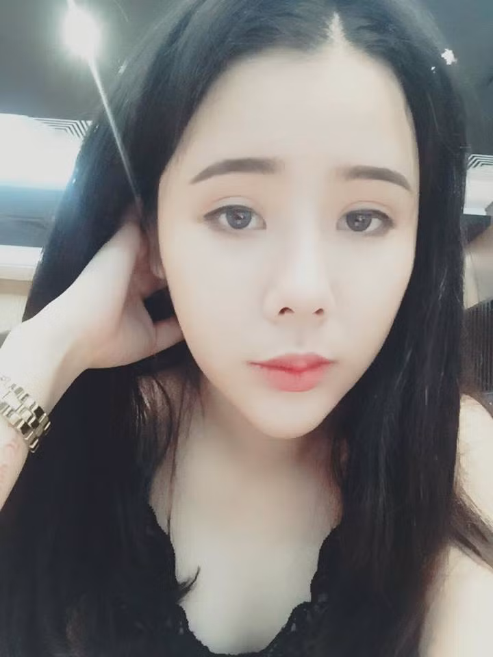 Mai Anh chia sẻ: “Theo mình trước khi sử dụng đến các biện pháp làm đẹp thẩm mỹ thì nên cân nhắc kĩ. Đừng như mình, thấy người khác đẹp mà ham hố làm đẹp theo không cần biết bản thân có hợp hay không, bởi vì chưa chắc ai thẩm mỹ vào cũng là đẹp là hoàn hảo, hên - xui có người đẹp có người lại là thảm họa phẫu thuật thẩm mỹ. Còn phải phù hợp với các nét trên khuôn mặt hay không nữa... nếu các nét trên khuôn mặt tự nhiên của bạn đã hài hòa rồi thì tốt nhất là đừng đụng đến dao kéo hay bất kì phương pháp thẩm mỹ nào...”.