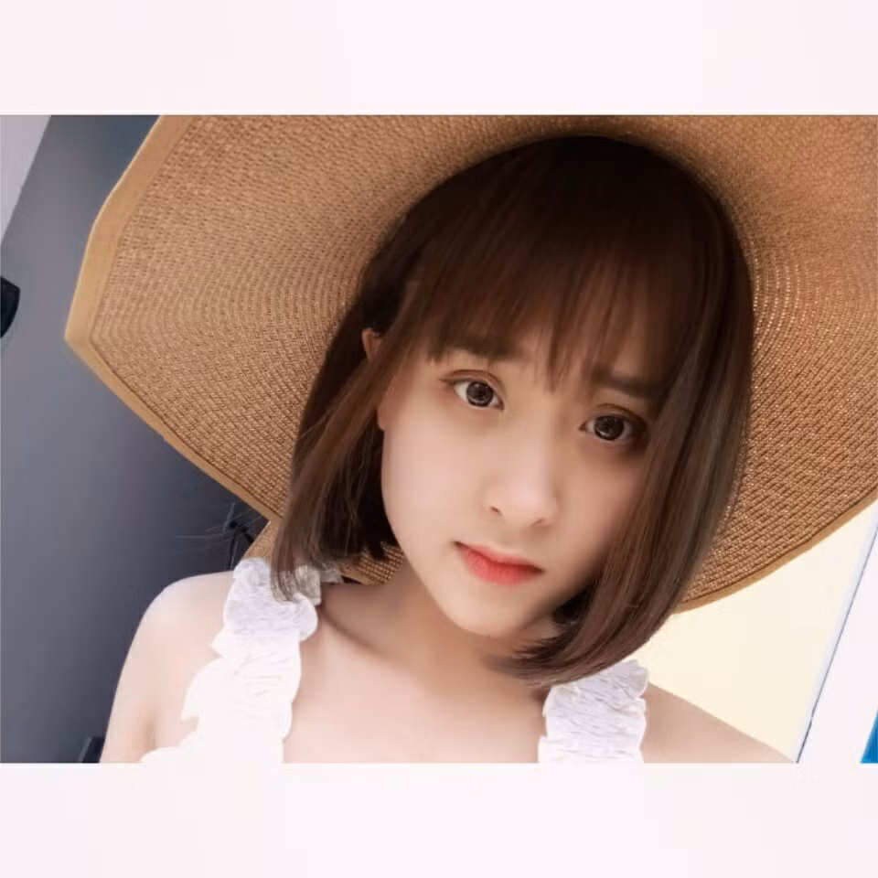 Khánh Huyền hiện rất tự tin tham gia vào các hoạt động xã hội, thoải mái diện những bộ cánh mình yêu thích và cảm thấy nhẹ nhõm khi trút bỏ được gánh nặng từ những ánh mắt soi mói, những lời chê bai mà suốt nhiều năm cô phải chịu đựng.