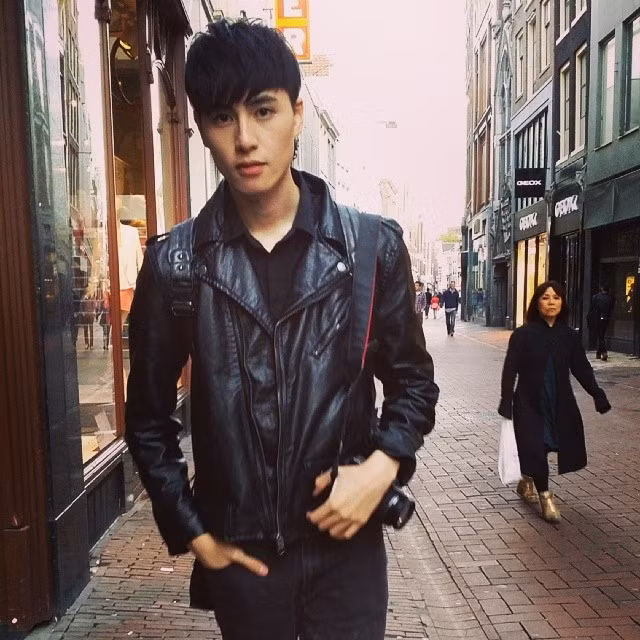 Ngoài thân hình chuẩn, đầy nam tính, Sơn Phạm còn có gout ăn mặc đẹp được nhiều bạn trẻ khen ngợi là đầy cá tính, hiện đại.