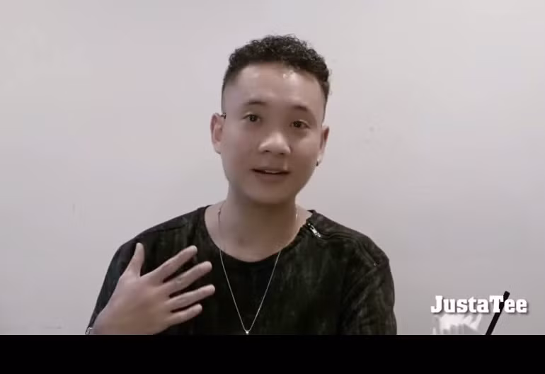 Justa Tee cũng rất ấn tượng với ngoại hình, cách ăn mặc của Toàn Shinoda trong lần đầu gặp gỡ. Chàng hot vlogger nổi tiếng với phong cách nói "chặt chém" rất thích mặc áo sơ mi caro, để tóc "2 phần 8" rất nghiêm túc và "xách ca táp như cán bộ".