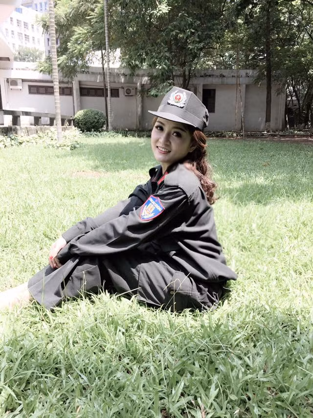 Ở một số diễn đàn nổi tiếng, các thành viên thi nhau tranh luận về việc thực chất Nguyễn Ly Ly làm nghề gì. Môi trường mạng xã hội dẫn đến việc có rất nhiều bình luận bất lịch sự, động chạm đến danh dự, hình ảnh cá nhân của Nguyễn Ly Ly khiến cô giáo trẻ xinh đẹp buộc lòng phải lên tiếng. 