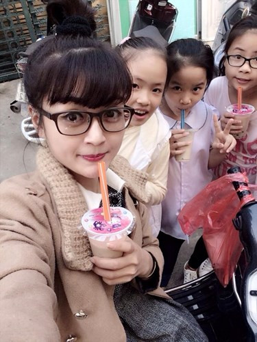 Với Ly Ly, mỗi ngày đến trường đều là một ngày vui. Cô giáo trẻ trung, xinh đẹp nhận được rất nhiều thiện cảm của "lũ tiểu quỷ". Trong những chuyến tham quan, dã ngoại, Ly Ly cũng rất thích thú với việc được chụp ảnh "tự sướng" với các học sinh thân yêu của mình.