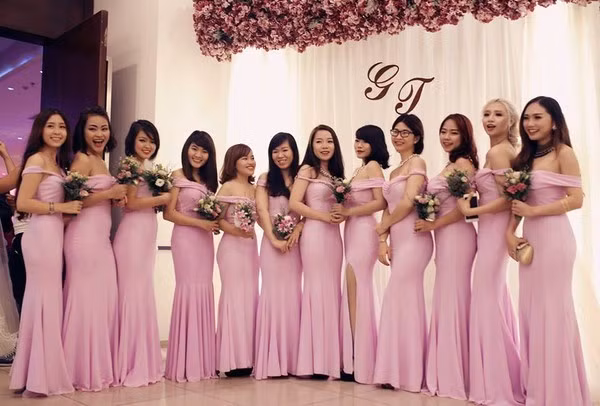 Ngay khi loạt ảnh xuất hiện, dân mạng Việt đã rục rịch truy tìm thông tin 12 phù dâu xinh đẹp và gợi cảm này. Ngắm nhìn khuôn mặt với nụ cười rạng rỡ và thân hình với những đường cong nuột nà, nhiều bạn trẻ phải trầm trồ khen ngợi các cô gái.