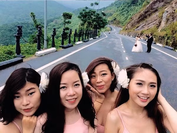 Được biết dàn phù dâu 12 cô gái này từng xuất hiện trong đám cưới của khá nhiều bạn bè. Họ là một nhóm bạn chơi thân với nhau từ những năm học cấp 3, nên luôn thể hiện sự vui tươi, sôi nổi khi gặp nhau. Chính sự tự nhiên của họ đã mang thêm không khí vui vẻ cho những đám cưới họ góp mặt.