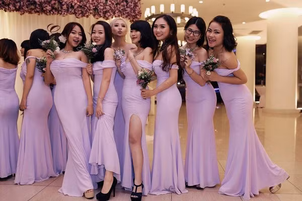 Sự xuất hiện của dàn phù dâu xinh đẹp này không chỉ tạo nên sự hứng thú cho các vị khách đến dự đám cưới mà theo lời khen ngợi, trêu đùa của một số dân mạng là còn nổi bật, gây chú ý hơn cả cô dâu, chú rể - là hai nhân vật chính của lễ cưới.