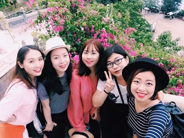 Ngoài những lời khen về ngoại hình của 12 cô gái, không ít bạn trẻ còn bày tỏ sự thán phục, ngạc nhiên khi các cô gái này giữ gìn được tình bạn lâu năm và lập được một nhóm nhiều thành viên đến vậy.