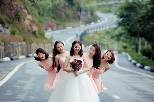 Không chỉ đến dự đám cưới, dàn phù dâu hot girl này còn góp mặt trong một số bộ ảnh cưới của bạn bè. Họ vui vẻ bên nhau, đùa nghịch với cô dâu, chú rể tạo nên nhiều khoảnh khắc vui tươi, thú vị, khiến những bức ảnh cưới có thêm cảm xúc.