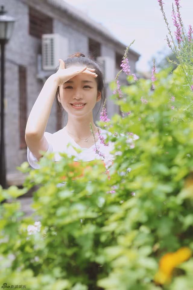 Đậu Đậu thủ vai chính trong bộ phim “Phúc cây tiến thành”, ra mắt vào đầu năm 2015. Bộ phim gặt hái được nhiều thành công và đưa tên tuổi Bành Đậu Đậu đến với khán giả nhanh hơn. Sinh năm 1993, mới tốt nghiệp nhưng chỉ trong một thời gian ngắn, Đậu Đậu đã có bước khởi đầu cho sự nghiệp rất tốt khiến bất kể sinh viên điện ảnh nào cũng phải nể phục.