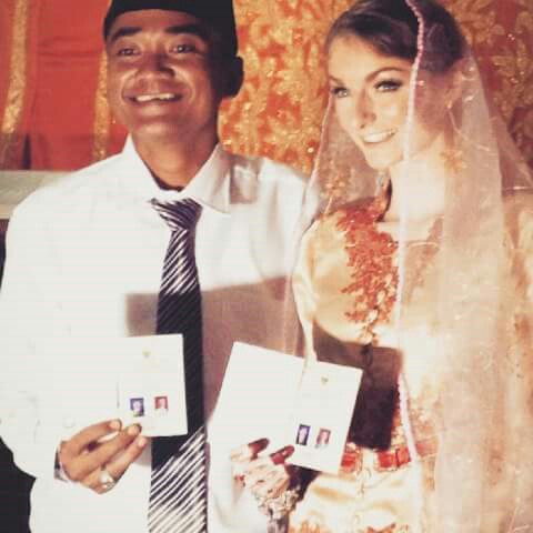 Cô vợ Jennifer Brocklehurst đã phải lên mạng Tilt.com để kêu gọi mọi người quyên góp tiền để hai người có thể làm đám cưới. Cặp đôi đũa lệch mong muốn có được số tiền 4000 USD để đưa bố mẹ cô dâu sang Indonesia nhưng cuối cùng chỉ quyên góp được 1600 USD.