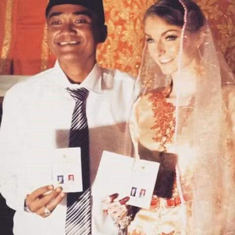 Cô vợ Jennifer Brocklehurst đã phải lên mạng Tilt.com để kêu gọi mọi người quyên góp tiền để hai người có thể làm đám cưới. Cặp đôi đũa lệch mong muốn có được số tiền 4000 USD để đưa bố mẹ cô dâu sang Indonesia nhưng cuối cùng chỉ quyên góp được 1600 USD.