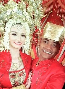 Được biết trong một lần Jennifer đến đảo Sumatra, Indonesia du lịch, cô đã gặp Bayu Kumbara. Họ quen biết, nói chuyện với nhau rất tình cờ và tình yêu nảy nở cũng rất nhanh.