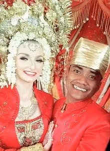 Được biết trong một lần Jennifer đến đảo Sumatra, Indonesia du lịch, cô đã gặp Bayu Kumbara. Họ quen biết, nói chuyện với nhau rất tình cờ và tình yêu nảy nở cũng rất nhanh.