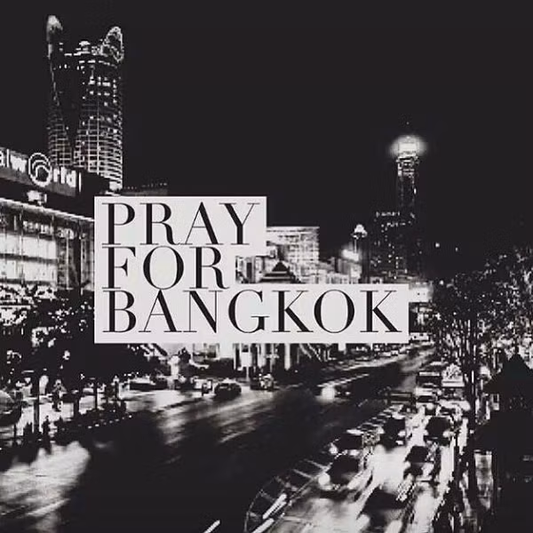 Dân mạng Việt truyền tay nhau khẩu hiệu, hashtag "Pray For Bangkok", cầu nguyện cho những người bị thương trong vụ nổ bom sớm qua cơn nguy kịch, cầu nguyện cho những người thiệt mạng sớm được siêu thoát và cầu cho thành phố xinh đẹp Bangkok sớm vượt qua thảm cảnh.