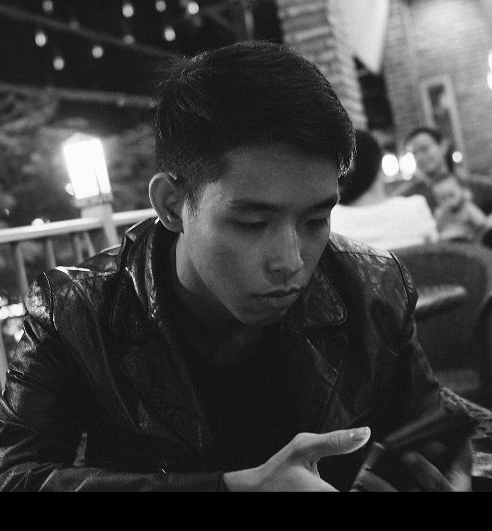 “Mình muốn tạo nước ảnh, màu sắc thật mộc mạc và hoài cổ như ảnh máy chụp phim. Về góc chụp thì mình đã cố gắng giữ bố cục đối xứng trọng tâm, tuy nhiên do một mình tự set và canh thời gian nên nhiều lúc không được hoàn toàn như ý. Ngoài ra các cảnh như chụp trên tàu đông người, hay với ông cụ nữ sinh… mình buộc phải hạn chế về bố cục. Được các bạn quan tâm, xem ảnh và đóng góp nhiều như vậy bản thân mình thấy rất vui!”, Sơn Tùng chia sẻ.