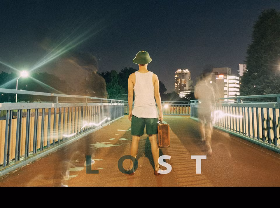 “Thời điểm đó cảm giác mình giống như một chàng từ nhà quê lên thành phố, choáng ngợp với khung cảnh, cuộc sống và con người ở nơi đây. Hình ảnh anh chàng đầu đội mũ cối, mặc quần đùi áo ba lỗ, không nói lên hoàn cảnh của mình mà chỉ như một cách mình hình tượng hóa cảm giác của mình lúc mới đặt chân đến nước bạn”.