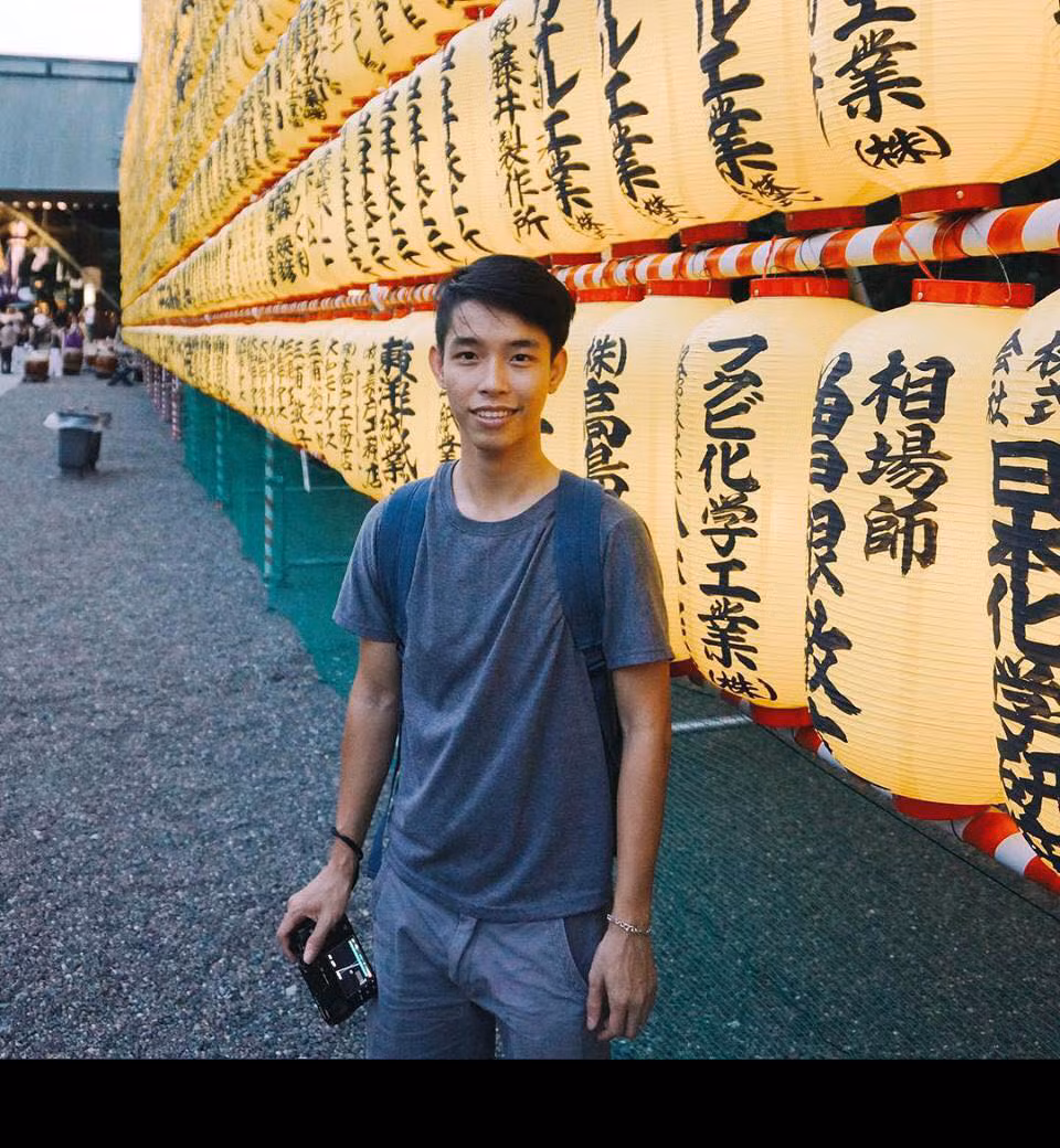 Được biết Sơn Tùng bắt đầu làm việc như một nhà thiết kế từ năm 19 tuổi. Cậu bạn đã có điều kiện được làm việc với một số họa sĩ nổi tiếng như Nguyễn Quốc Dân, người chuyên vẽ tranh theo trường phái phi lập thể. Ngoài ra 9X này còn là người thiết kết của một số thương hiệu ở Sài Gòn.