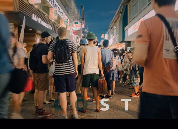 Chàng trai 9X mặc quần đùi lạc giữa phố Tokyo tên thật là Nguyễn Sơn Tùng, 23 tuổi, sinh ra và lớn lên tại TP HCM, đã tốt nghiệp trường Arena Multimedia và đang học tiếng Nhật tại Tokyo. Nói về ý nghĩa của “Lost”, Sơn Tùng cho biết: “Bộ ảnh đúng là một phần cảm xúc của mình khi đến Nhật Bản. Bản thân mình khi mới đặt chân đến đây chưa thạo tiếng nói nên không thể kết bạn với người Nhật, gặp nhất nhiều khó khăn vì không thể sử dụng khả năng của mình để làm bất cứ công việc gì”.