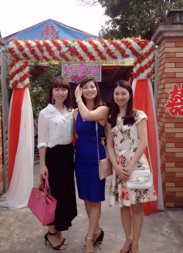 Trong mắt Thanh Huyền, cô Bích Hạnh cũng là một bà mẹ rất trẻ trung, “xì tin” và khá thoải mái. Khi 3 mẹ con đi chơi cùng nhau mẹ luôn cố gắng chiều theo những trò nhí nhố của hai con, cũng rất thích chụp ảnh và làm duyên trước ống kính.