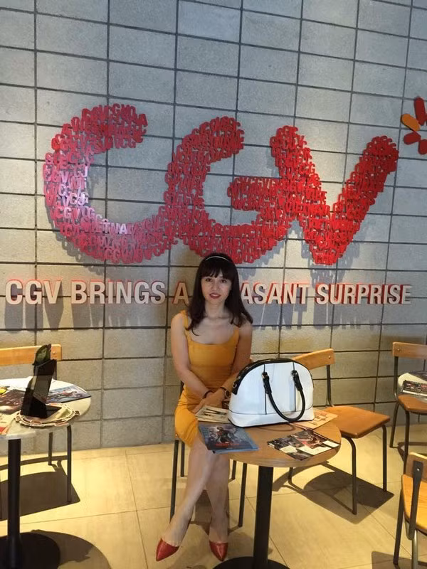 Cô Hạnh dù đã ở độ tuổi U40 nhưng lại có công việc cần đến sự giao tiếp, gặp gỡ nhiều nên ngoài nét tươi trẻ tự nhiên, cô cũng biết cách chăm sóc sắc đẹp để mình trông trẻ hơn tuổi thật. Việc hai mẹ con được nhiều dân mạng khen ngợi, bất ngờ “nổi tiếng” theo cách rất đáng yêu khiến cả cô Bích Hạnh và bạn Thanh Huyền đều cảm thấy rất thích thú.