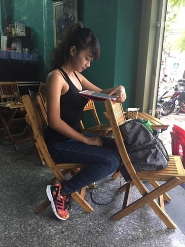 Tuần qua, cộng đồng mạng xôn xao vì tấm hình chụp cô gái sử dụng vòng 1 của mình để đỡ phần đuôi chiếc máy tính bảng, phần đầu được kê lên chiếc ghế. Hình ảnh này với dòng mô tả "Cô gái thông minh nhất lưu vực sông Hồng" nhanh chóng thu hút được lượng like, bình luận và chia sẻ "khủng" trên mạng xã hội.