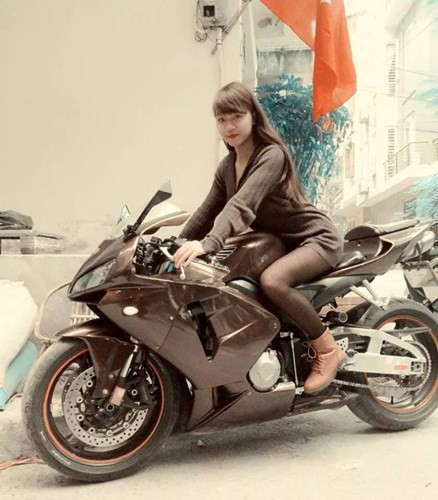 Theo tìm hiểu, 9X kê iPad bằng ngực gây "bão" tên thật là Trần Phương Diễm, sinh năm 1996 hiện đang theo học tại khoa Báo chí trường Cao đẳng Truyền hình. Bức ảnh gây sốt trên mạng được một người bạn của Diễm chụp lại trong lúc mọi người đang trêu đùa lẫn nhau và cô gái không có chủ ý gây sốc.