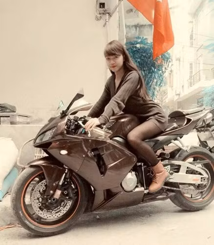 Theo tìm hiểu, 9X kê iPad bằng ngực gây "bão" tên thật là Trần Phương Diễm, sinh năm 1996 hiện đang theo học tại khoa Báo chí trường Cao đẳng Truyền hình. Bức ảnh gây sốt trên mạng được một người bạn của Diễm chụp lại trong lúc mọi người đang trêu đùa lẫn nhau và cô gái không có chủ ý gây sốc.