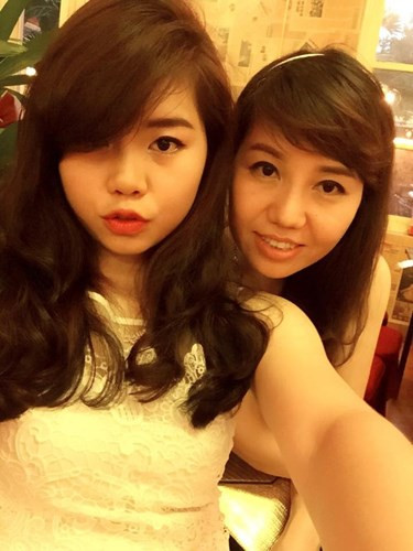 Theo tìm hiểu, người mẹ trong bức ảnh gây sốt tên thật là Lê Thị Bích Hạnh, năm nay 41 tuổi. Con gái cô là bạn trẻ Chu Thị Thanh Huyền, 18 tuổi. Bức ảnh được dân mạng ví von là hai chị em được mẹ con cô Bích Hạnh chụp trong một buổi gia đình đi xem phim cùng nhau.