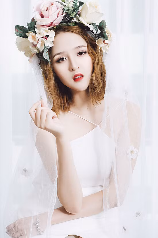 Ngoài ra, khi xem ảnh của Dạ Miêu, đa phần chúng đều mang vẻ man mác buồn, điều này trái ngược với sự vui vẻ, có phần tinh nghịch ngoài đời của nữ nhiếp ảnh gia này.