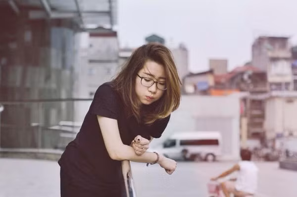 Dạ Miêu nổi tiếng với những bộ ảnh chụp hot girl, con gái Việt mang vẻ đẹp đầy mộng mị, khác biệt. Cô được biết đến với từ trang Instagram khi sở hữu nhiều ảnh đẹp lung linh mang nét bí ẩn, cá tính riêng biệt khiến giới photographer trẻ rất tò mò.