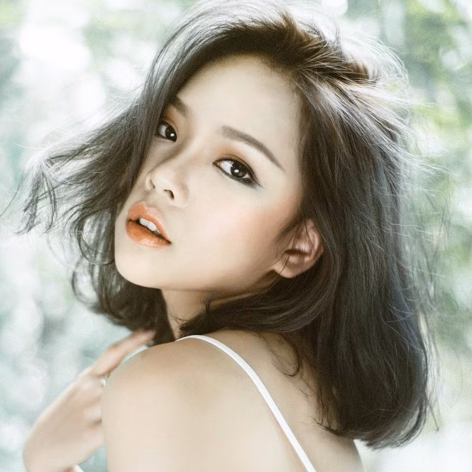 Bắt đầu biết lên concept, chụp và sửa ảnh từ những năm cuối cấp hai… khi trưởng thành ngoài ngành học tiếng Đức hiện tại, Dạ Miêu quyết định theo nghề nhiếp ảnh, vượt qua nhiều khó khăn và sớm được biết đến, thể hiện tài năng đặc biệt của mình.