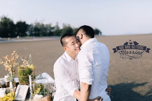 Tuấn Anh và Lai Tiến đều là những 9X có khuôn mặt bảnh trai, hiện đều làm trong ngành thiết kế, decor đám cưới và tổ chức sự kiện. Cặp đôi biết nhau trên mạng xã hội và làm quen, gắn bó với nhau suốt 5 năm nay.