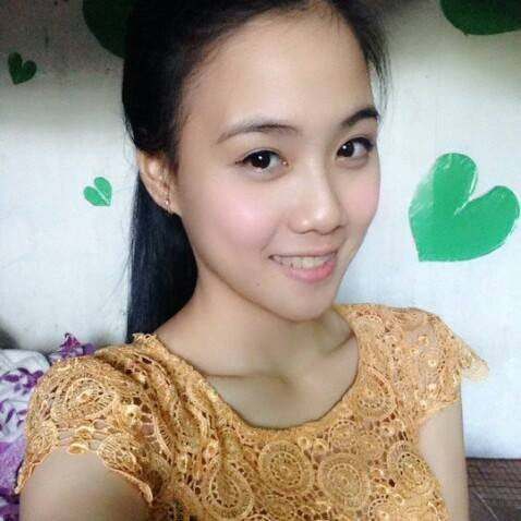 “Hot girl ngủ gật” thực sự tên thật là Hồ Thu Thảo, là một 9X quê gốc ở huyện Cái Bè, tỉnh Tiền Giang. Cô bạn từng là sinh viên trường Đại học Tôn Đức Thắng và hiện đang làm việc tại TP HCM. Sau loạt ảnh gây sốt, nhiều người khen ngợi Thu Thảo có khuôn mặt xinh giống với cô Hoa hậu từng gặp rắc rối vì ngủ gật trên máy bay trước đó. Số khác khen Thủ Thảo có làn da rất đẹp, giống hot girl Trâm Anh.