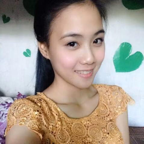 “Hot girl ngủ gật” thực sự tên thật là Hồ Thu Thảo, là một 9X quê gốc ở huyện Cái Bè, tỉnh Tiền Giang. Cô bạn từng là sinh viên trường Đại học Tôn Đức Thắng và hiện đang làm việc tại TP HCM. Sau loạt ảnh gây sốt, nhiều người khen ngợi Thu Thảo có khuôn mặt xinh giống với cô Hoa hậu từng gặp rắc rối vì ngủ gật trên máy bay trước đó. Số khác khen Thủ Thảo có làn da rất đẹp, giống hot girl Trâm Anh.