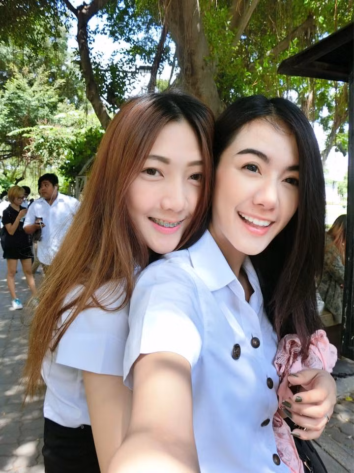 Naenae Suthatta và PhichyaPhakh Batz cùng sinh năm 1993, từ trước khi công khai quan hệ yêu đương họ đã rất gần gũi và được bạn bè cho là “thân thiết hơn mức bình thường”. Gần đây họ quyết định tiến xa hơn trong tình cảm, quyết tâm đi tìm hạnh phúc thực sự cho mình.