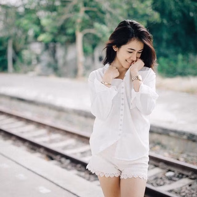 Điều khiến cặp đôi hot girl đồng tính Thái Lan này nổi tiếng là nhan sắc gần như hoàn hảo của họ. Cả hai đều là những cô gái trẻ trung, có khuôn mặt xinh đẹp như búp bê, năng động và có số lượng người theo dõi trên mạng xã hội rất lớn.