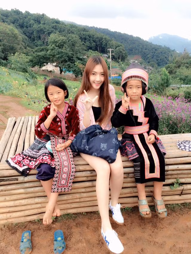 Naenae Suthatta và PhichyaPhakh Batz đều là những cô gái hoà đồng, cởi mở. Riêng Naenae Suthatta rất nổi tiếng trên mạng với hơn 100 nghìn người theo dõi, từng được biết đến với biệt danh “hot girl bán hàng online” và còn làm việc trong một công ty truyền thông nổi tiếng.