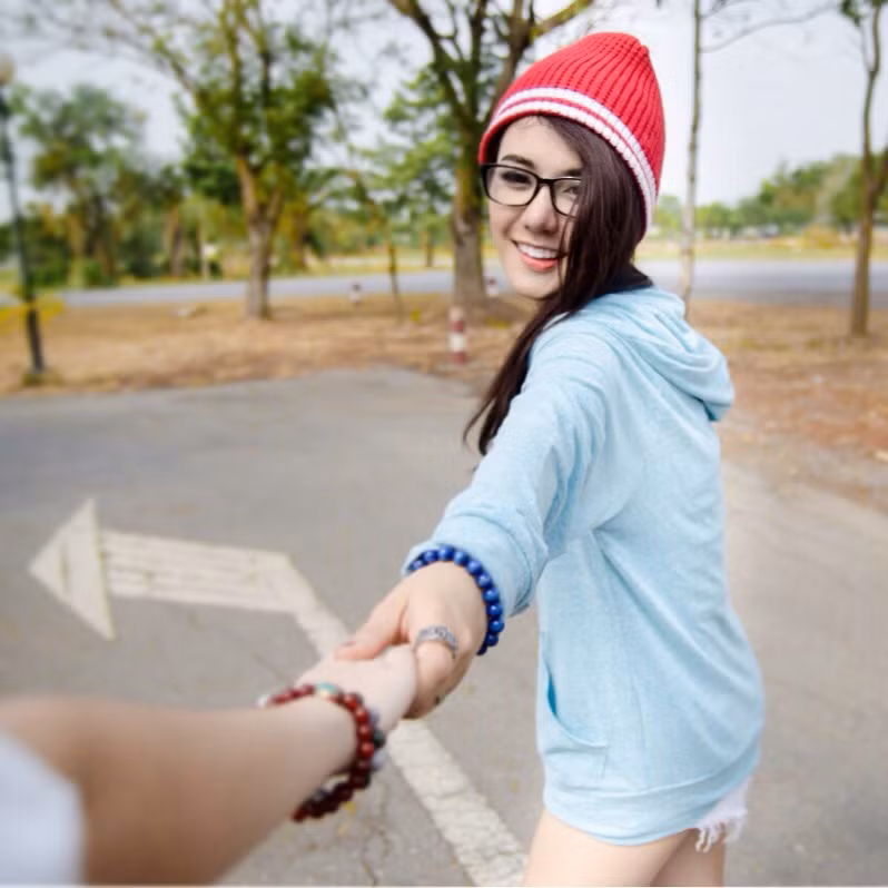 Việc hai hot girl đồng tính này công khai tình cảm trở thành một chủ đề hot trên mạng Thái Lan. Nhiều chàng trai tiếc nuối đến mức ngẩn ngơ vì những “người trong mộng” của họ lại là thuộc thế giới thứ ba và dành tình cảm rất lớn cho nhau.