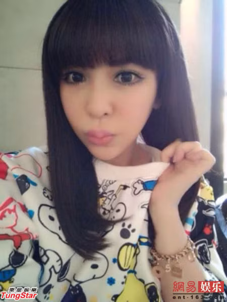 Thậm chí trong một số bức ảnh “tự sướng” được Giản Tử Lăng chia sẻ trên mạng, nhiều bạn trẻ yêu thích K-pop còn nhận xét cô mẫu này có khuôn mặt rất giống nữ ca sĩ Park Bom, nhóm 2NE1 của Hàn Quốc. Ngoài ra cũng có một số thắc mắc liên quan đến việc Tử Lăng liệu có phẫu thuật thẩm mỹ hay tiêm thuốc chống lão hóa hay không.