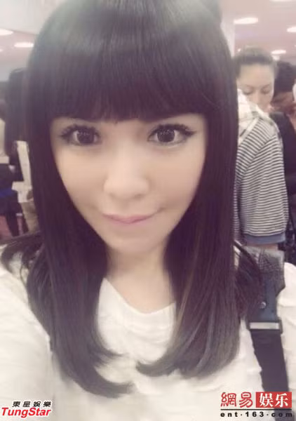 Giản Tử Lăng tiết lộ trên trang TungStar: "Tôi chưa bao giờ nghĩ cần phải thẩm mỹ. Đó là tin đồn nhảm nhí nhất tôi từng được nghe". “Tuổi xuân không phải chỉ là muốn mà được. Hàng ngày, tôi duy trì sức khỏe cho mình và cũng chăm chỉ sử dụng mỹ phẩm. Nhưng tôi không thẩm mỹ”.