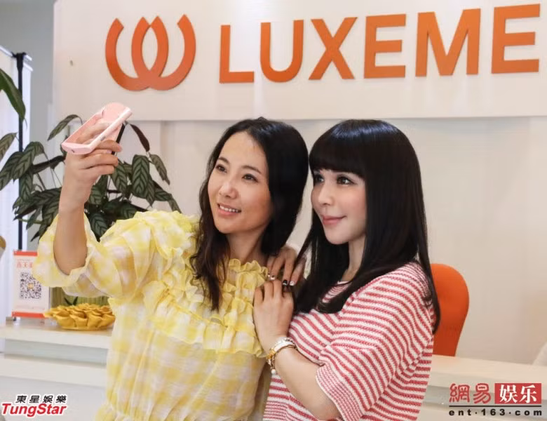 Biết được tuổi thật của Giản Tử Lăng, ngay lập tức trên mạng Trung Quốc rộ lên ngay những dòng tựa đề mô tả cô người mẫu này như “cải lão hoàn đồng”, “trẻ mãi không già”. Sinh năm 1966, nhưng chân dài U50 hiện vẫn sở hữu làn da trắng hồng, đôi mắt to tròn và khuôn mặt rất có nét.