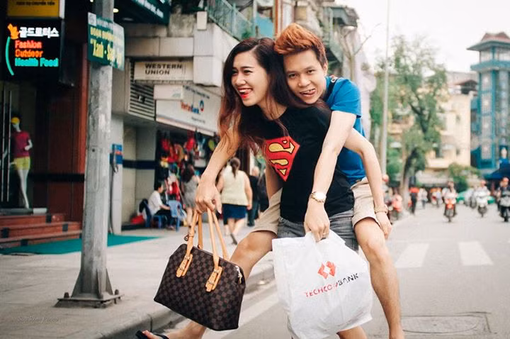 Dù có sức khỏe không tốt nhưng Hồng Trường vẫn luôn cố gắng thể hiện tình cảm, muốn làm thật nhiều điều tốt đẹp cho Minh Tâm. Hồng Trường tiết lộ: "Ban đầu khi biết được thể lệ cuộc thi vòng 2 là cõng cô dâu vượt chướng ngại vật. Biết là không thể cõng được nhưng mình vẫn muốn 'thể hiện' lắm! Rất vui vì đây là lần đầu tiên cõng 'thử' sau hơn 1 năm yêu nhau".