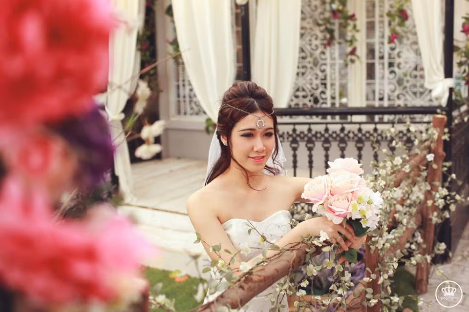 Theo lời kể của Minh Tâm, do chú rể Hồng Trường vốn có dáng người nhỏ bé, sức khỏe không tốt nên sau khi bị kiệt sức trong lúc chạy đua, anh chàng vừa được Minh Tâm cõng về đến đích, khi ra về lại vừa được "tẩm bổ" thêm hai đùi gà rán để sớm lại sức.