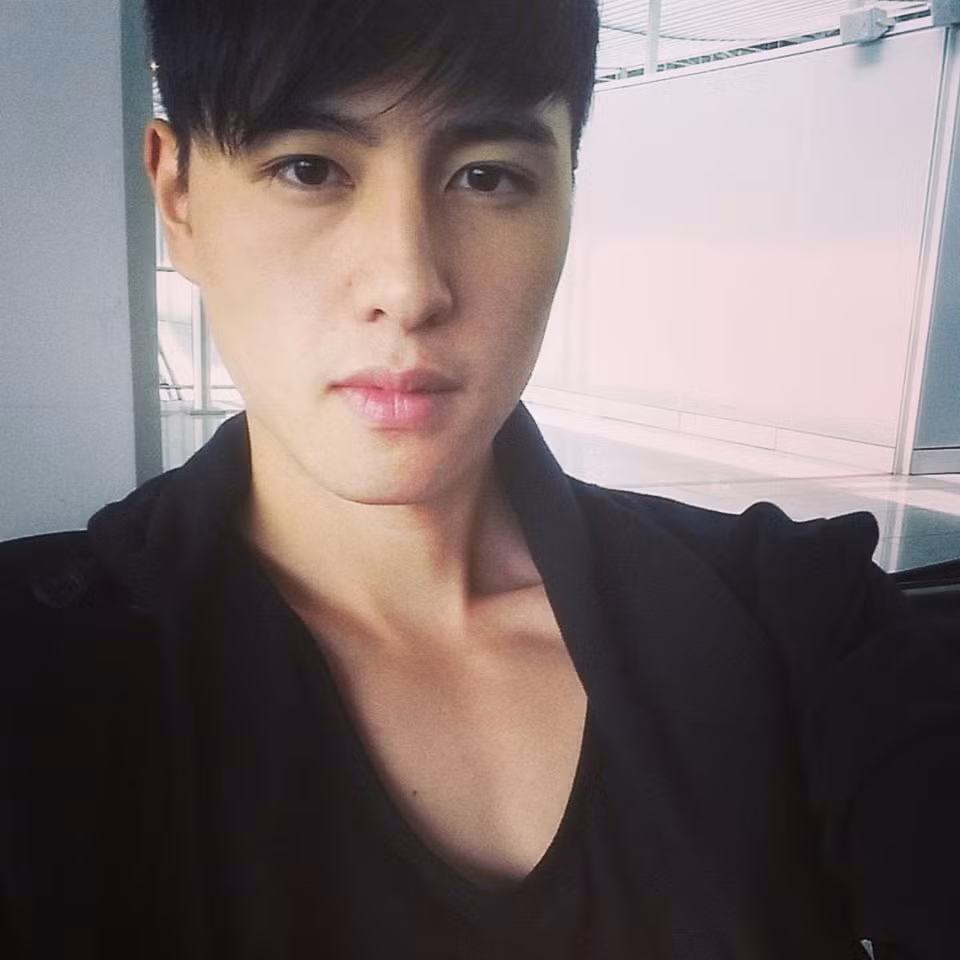 Bên cạnh đó, chàng hot boy gốc Việt đẹp trai này còn thực hiện nhiều clip hướng dẫn chăm sóc da cũng thu hút được lượng người xem lớn.