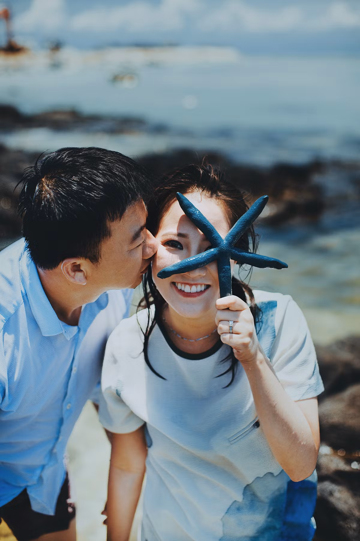 Một trong những bối cảnh đặc biệt đó chính là những shoot ảnh thực hiện ngay tại bãi biển xanh ngắt với những ghềnh đá tuyệt đẹp, gợi liên tưởng đến các thắng cảnh nổi tiếng ở nước ngoài.