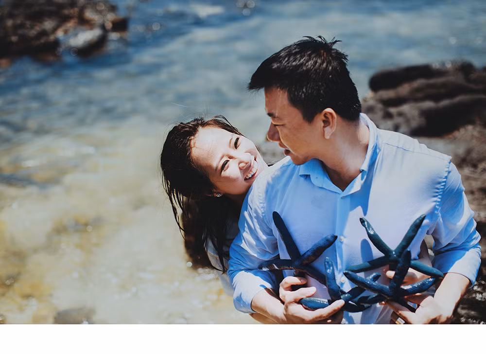 Không mang vẻ bóng bẩy như những bộ ảnh cưới thông thường, bộ ảnh cưới đậm chất biển của Nghĩa – Vân gây ấn tượng bởi vẻ đẹp mộc mạc đến từ thiên nhiên hùng vĩ và phong cách phóng khoáng của cô dâu chú rể.