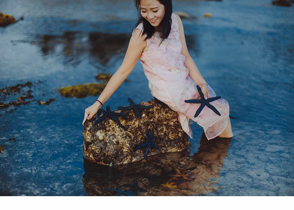 Chưa kể, vì muốn bộ ảnh cưới mang màu sắc của biển nên cả ekip của nhiếp ảnh gia Hải Lê Cao đã mất nhiều công sức tìm tòi, chuẩn bị đạo cụ phù hợp.