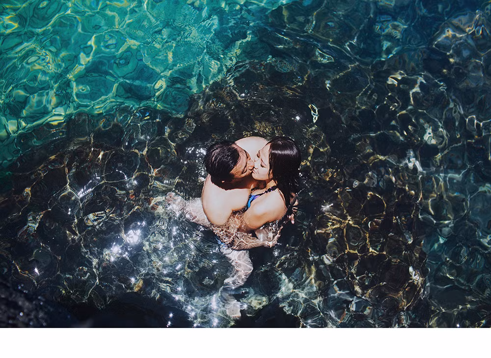 “Nhớ nhất trong chuyến đi này có lẽ là khi ekip thay nhau xuống lặn biển bắt san hô và sao biển. Khi bắt được đủ sao biển cũng là lúc trời sắp tắt nắng nên mọi thao tác phải thật nhanh chóng mới kịp ghi lại khoảnh khắc hoàng hôn. Ngoài ra, vì nước dâng cao nên cũng gây không ít trở ngại cho việc tìm góc ảnh đẹp”, nhiếp ảnh gia Hải Lê Cao cho biết.