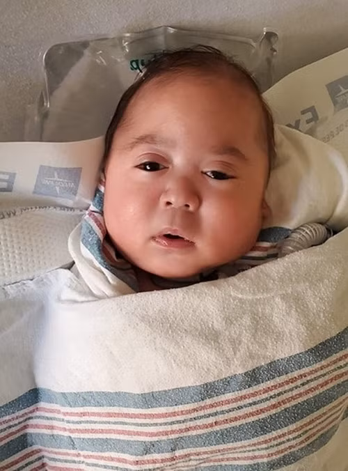 Con trai moi sinh cua Quach Thanh Danh bi benh tim, phai mo o My