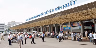 San bay Tan Son Nhat: Hanh khach nghi ngao da tron trong nha ve sinh