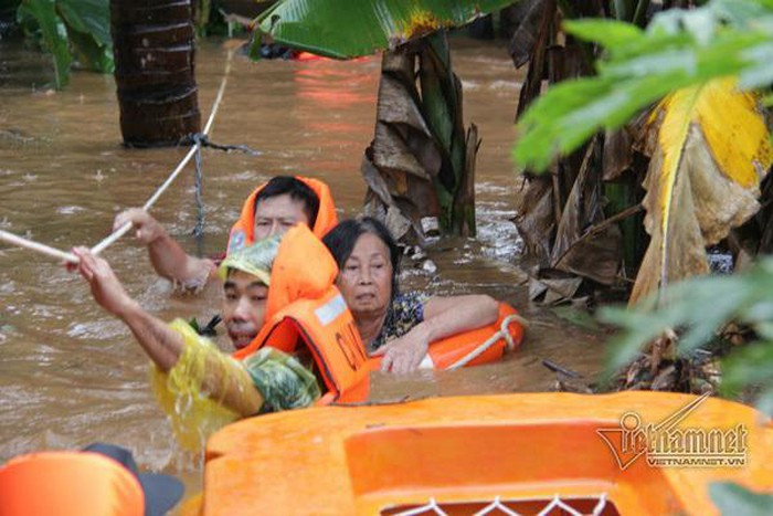 Du bao thoi tiet 13/9: Mien Trung giong loc nguy hiem, mua lon o mien Nam